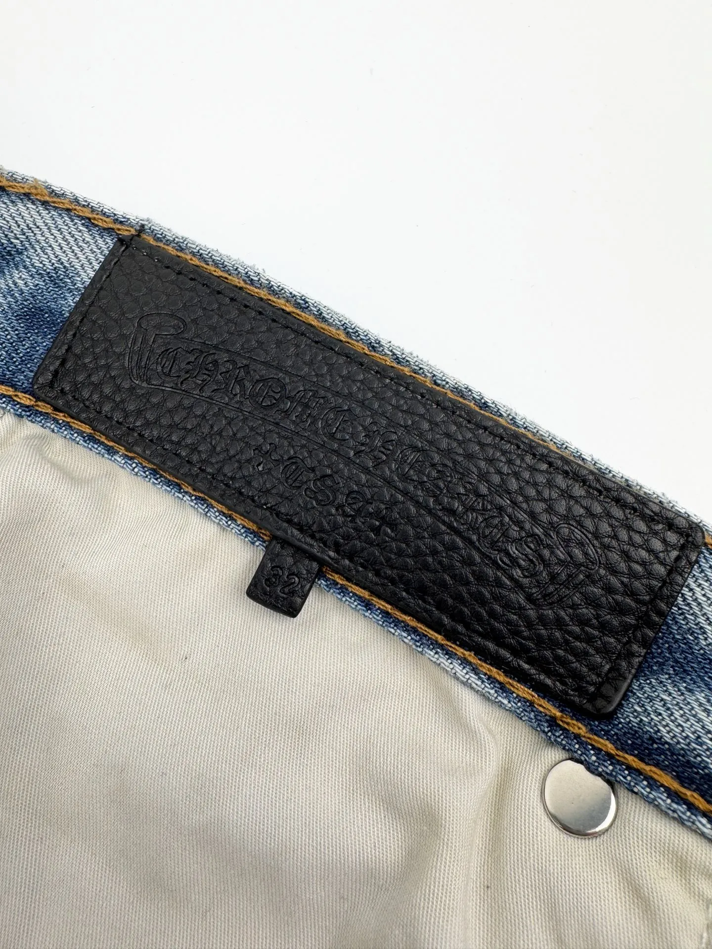 P660 Chrome Hearts Cross Logo Jeans Customized textured cotton denim with dark bamboo rhyme. Fine texture, comfortable and close to the skin. Mist indigo. A denim poem dyed with time. The black leather cross patch is used as the anchor. Every inch of touch hides untamed wildness. The right-angled outline of the cross conveys rebellion, forming a large-scale chaos. The kraft paper and pocket logo plate at the rear waistband sway slightly with the swing of the body. It adds a dynamic and vitality, interprets the perfect blend of retro and luxury, and makes the pants an attitude statement when worn. Process 1: Prioritize the customization of 1:1 original denim material, stir-fry snowballs, stir-fry salt, and prepare a special corresponding solution. Add a certain amount of dye, soak the denim material in it to absorb the solvent, and then scrub and dry it to further fade and oxidize. Process 2: Use fried sand hand-rubbing technology to cause natural fading and wear on the surface of the denim material by processing it on a sand frying machine. Then use special tools to physically damage the surface of the jeans by hand, maintaining the original texture and details while adding to their uniqueness. Process 3: Combining the rubbing and wrinkling whisker technology and the gun-drawing whisker technique. Prioritize manual rubbing in specific areas to achieve a natural wrinkle effect, and then use specific tools to draw the whisker-shaped texture to achieve a full visual effect. Process 4: Use the rotten edge hanging technology on the holes to achieve the natural rotten edge effect by rubbing the edges with physical abrasion. Combining high-temperature steam and sandpaper. Remove fiber hairiness and color difference to give jeans a unique hole and wear effect. Accessories: Customized 1:1 CH Nipple nails Customized 1:1 CH Shake your head buckle Customized 1:1 CH Big cross buckle Customized 1:1 CH genuine leather cross Customized 1:1 CH Kraft paper label Customized 1:1 CH Iron plate Customized 1:1 CH trademark Version: Loose version Size: 28 30 32 34 Style number: CC901